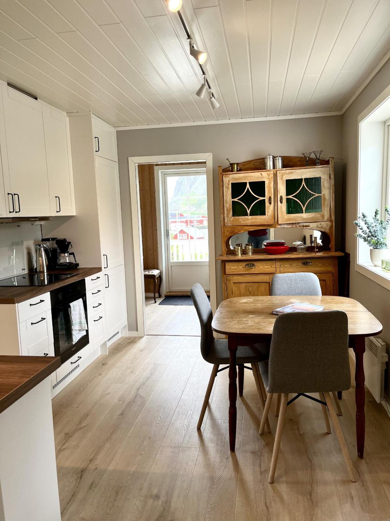 Koselig Nyrestaurert Hus Med Flott Utsikt! Villa Reine Exterior photo
